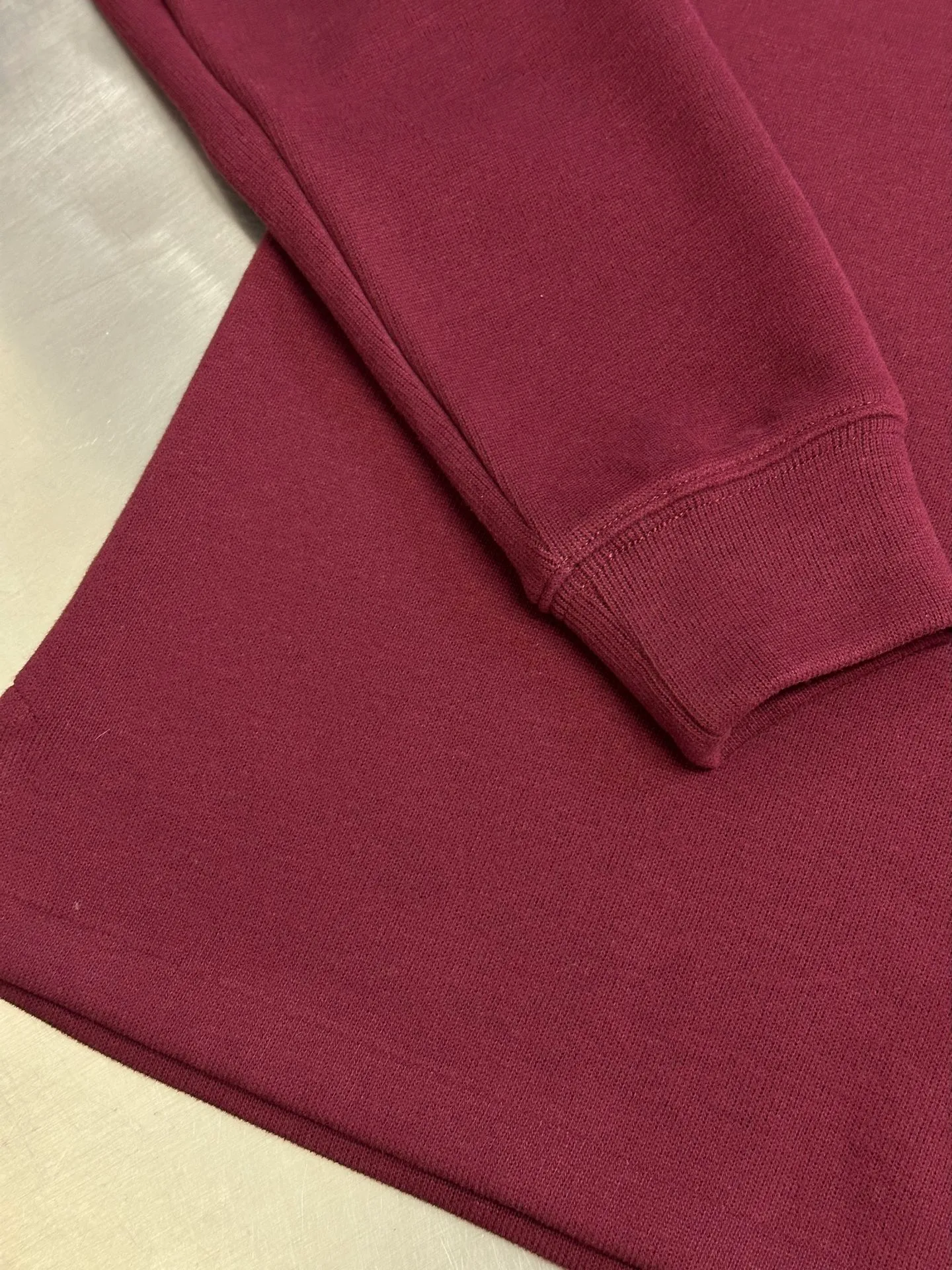 P390 Ralph Lauren colorful embroidered half turtleneck sweatshirt, custom-made with elegant fine cotton velvet feel, with low saturated brown-red as the base, and the exquisite colorful pony logo jumps into burgundy, making it highly recognizable. The design of the half zipper has been sublimated, and the leather pull tab of the zipper head has been aged, retaining slight rough edges.  Adopt imported machine embroidery technology, use advanced computer control system and precision mechanical components to realize pony logo embroidery work size: s m l xl